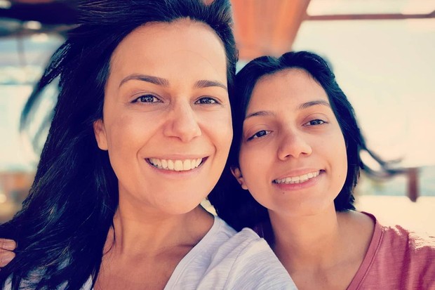 A jornalista Adriana Araújo e a filha, Giovanna (Foto: Reprodução/Instagram)