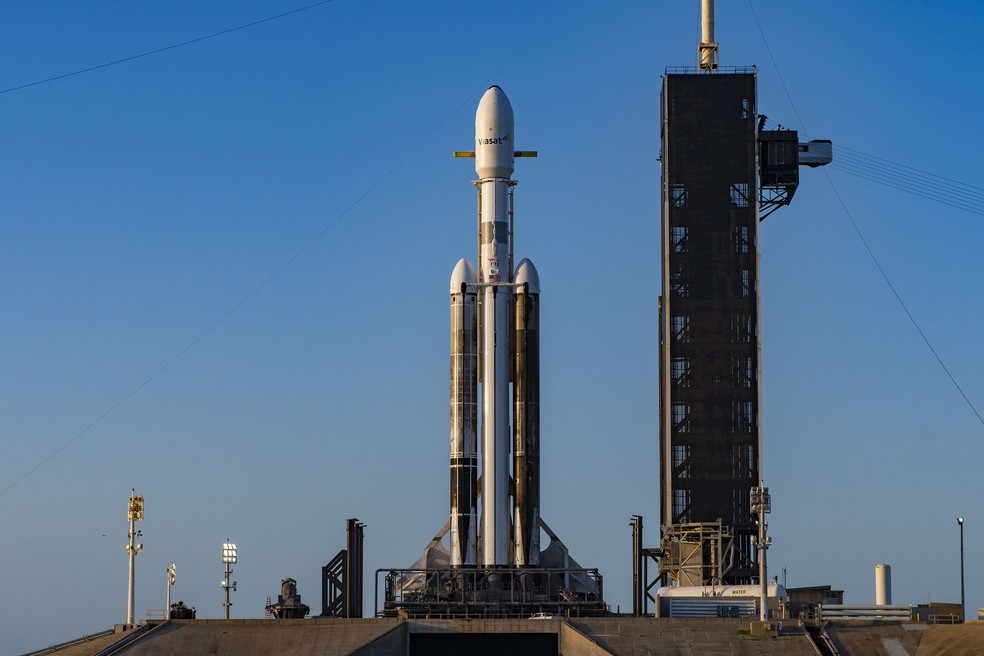 Foguete Falcon Heavy pronto para levar o satélite da Viasat — Foto: Divulgação/SpaceX