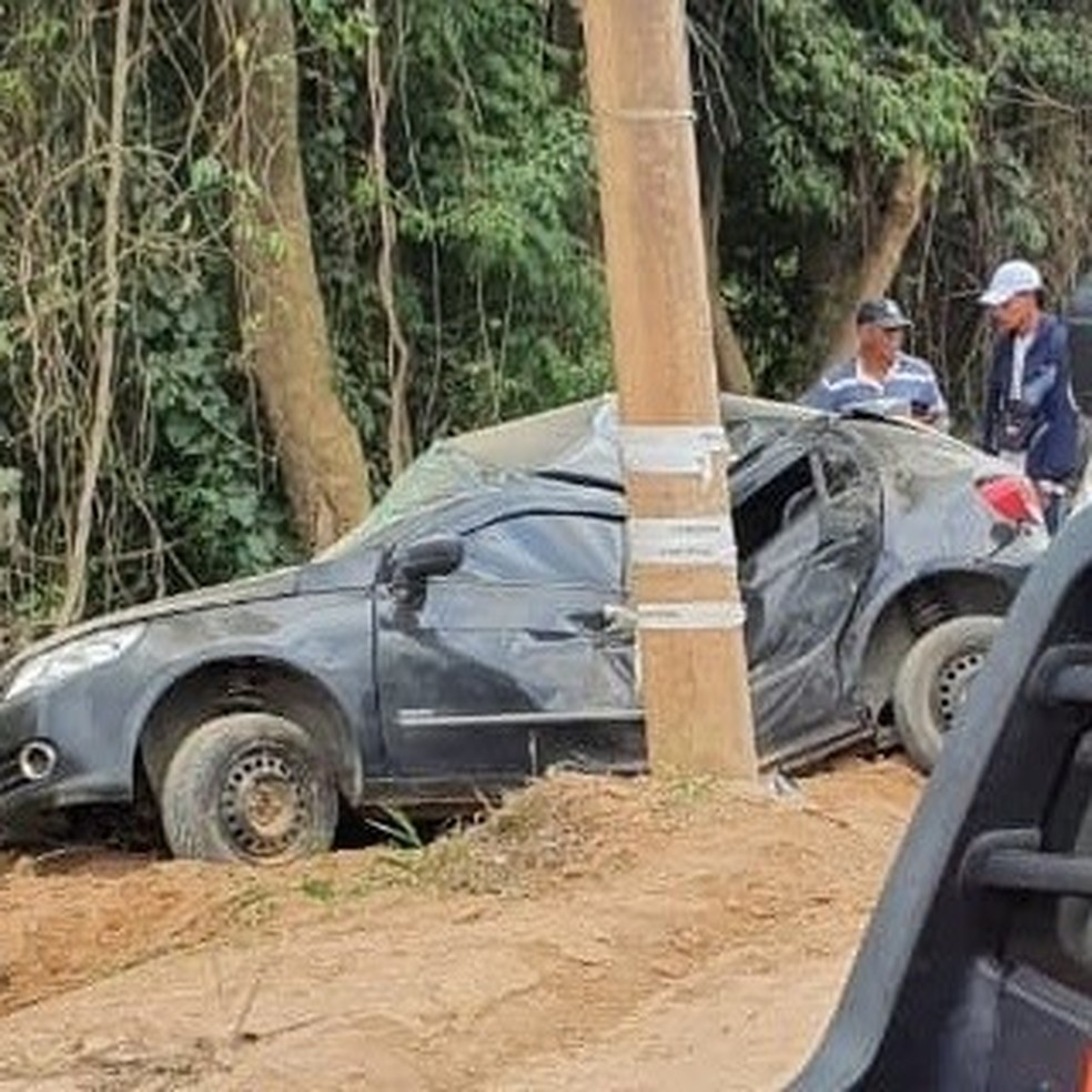 Motorista perde o controle de carro e atinge poste em estrada de Itupeva — Foto: Socorristas Municipais de Itupeva/Divulgação