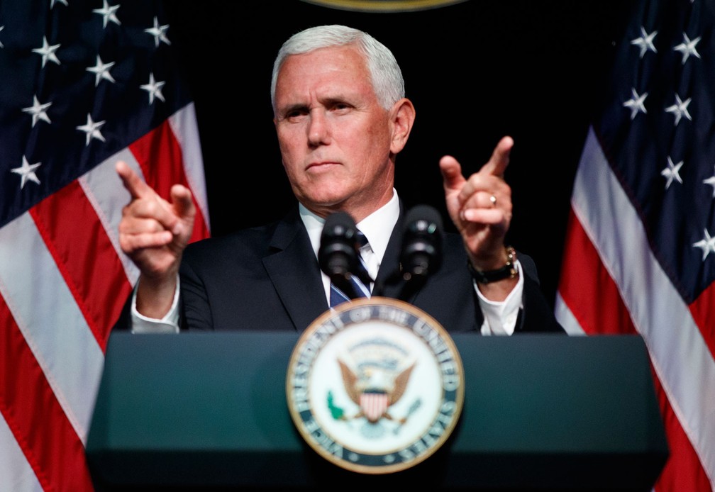 Mike Pence, vice-presidente americano, anuncia nesta quinta-feira (9) no Pentágono que os EUA pretendem criar uma força espacial até 2020 — Foto: Evan Vucci/ AP Photo