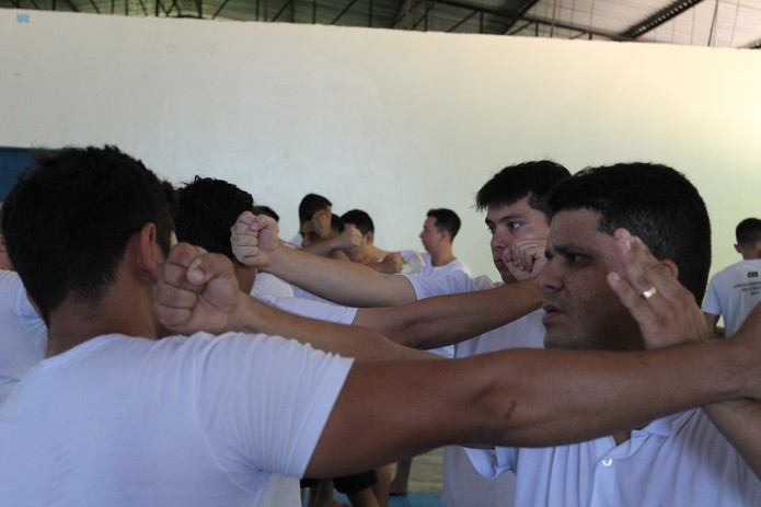 Candidatos aprendem como reagir a ações de detentos usando apenas o corpo. — Foto: Patrick Marques/G1 AM