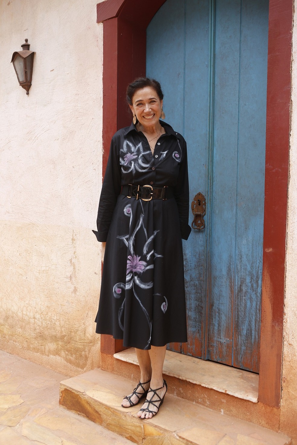 Lilia Cabral ficou superelegante com o vestido midi preto com detalhes florais â€” Foto: Fabiano Battaglin/Gshow