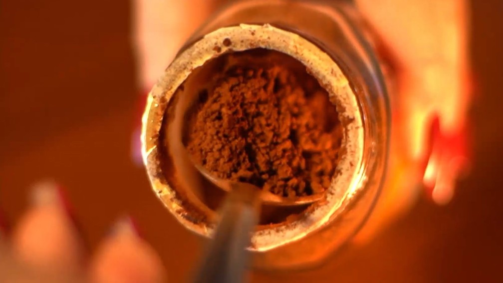 Café solúvel sendo retirado da embalagem com colher — Foto: Reprodução/TV Gazeta