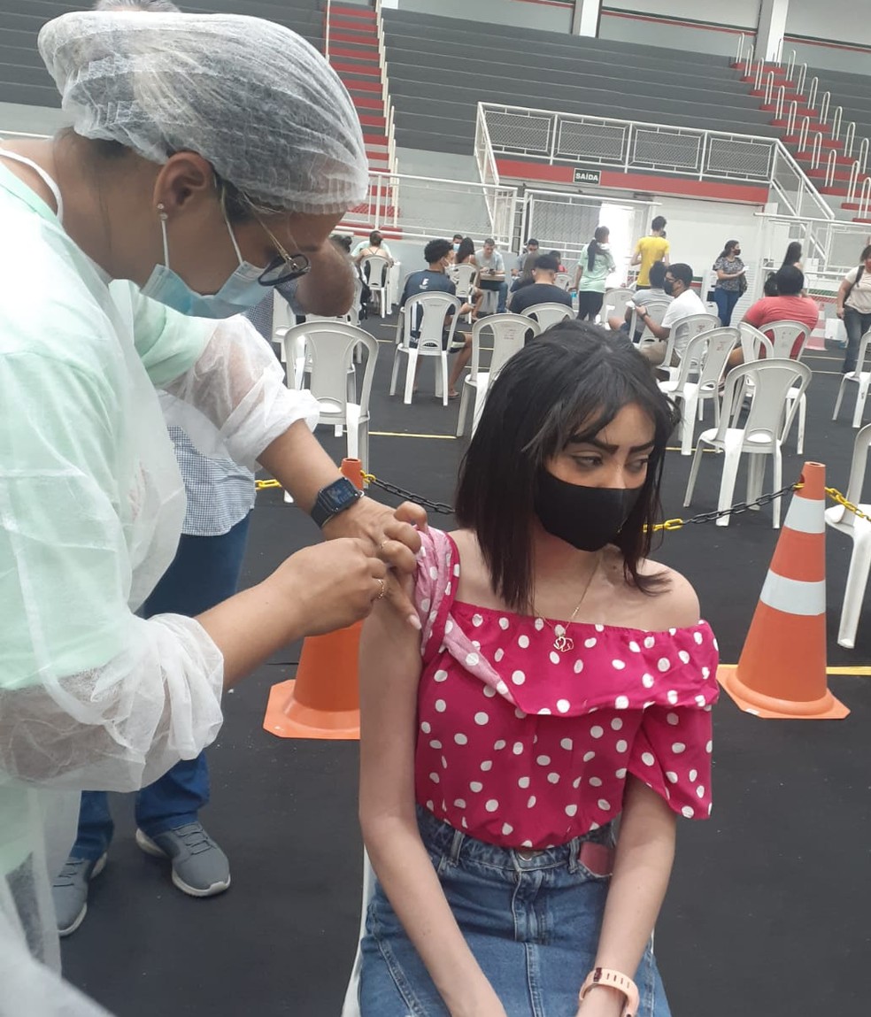 Nikolly kristhny, de 17 anos, recebeu a primeira dose da vacina nesta segunda-feira (20), mas, o sistema aponta que ela está morta — Foto: Ana Paula/Arquivo pessoal