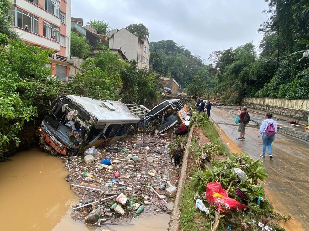 Ônibus levados pela enxurrada em fevereiro, que deixou 233 mortos; cidade volta a ser castigada por temporais pouco mais de um mês após tragédia — Foto:  Márcia Foletto / Agência O Globo