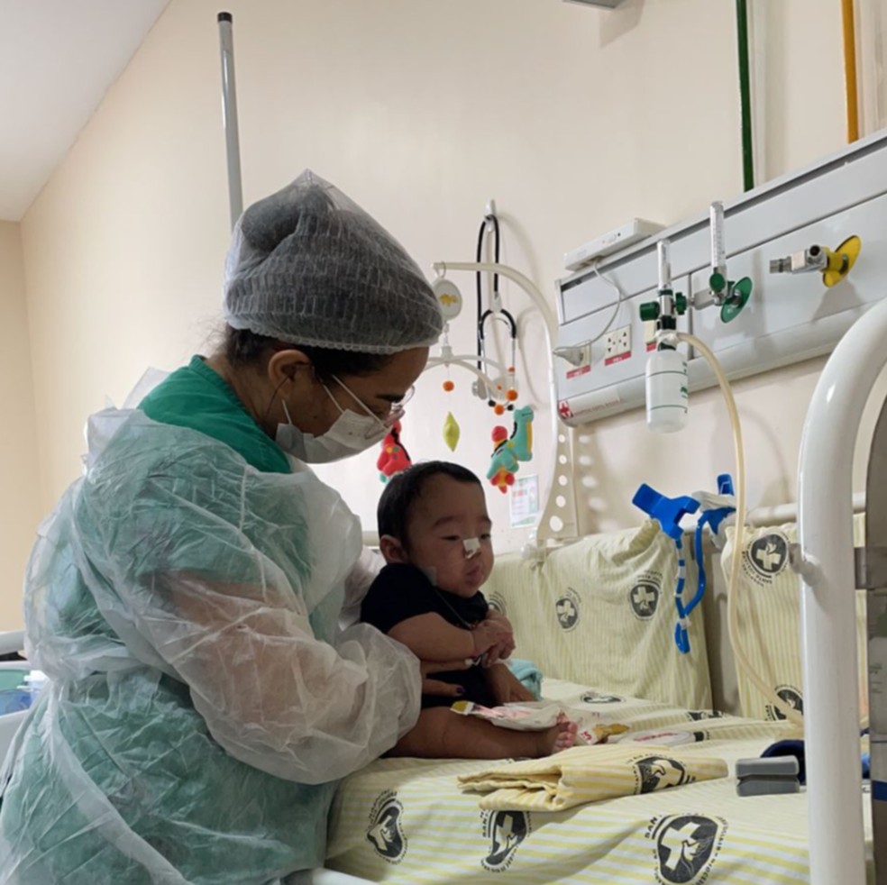 Benjamin Onety Guimarães faz fisioterapia três vezes ao dia — Foto: Arquivo pessoal