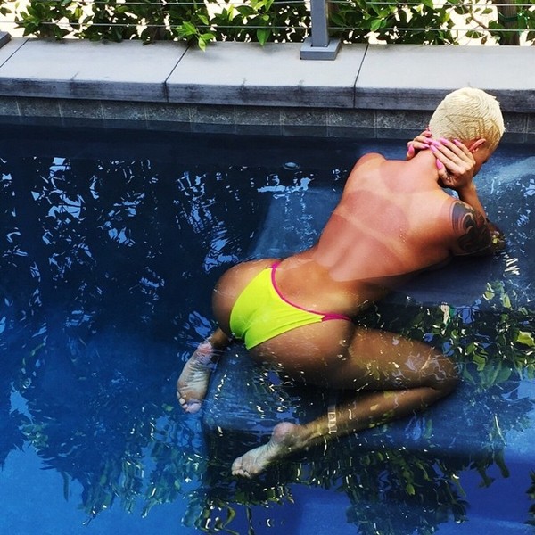 Amber na piscina (Foto: Instagram)