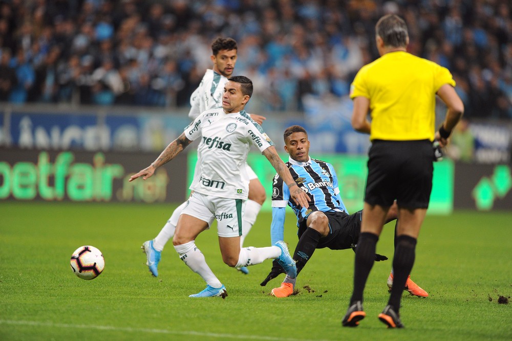 Derrotado, Grêmio fica na bronca com suposta cera do Palmeiras: "Mal do futebol brasileiro"