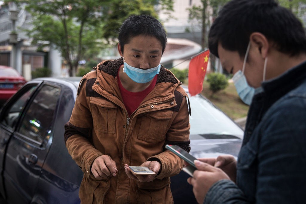 WUHAN, CHINA - APRIL 02: (CHINA OUT) Residents make an Alipay transaction on April 02, 2020 in Wuhan, Hubei, China. The government stipulates that residents with green health code can go out in public. Wuhan, the central Chinese city where the coronavirus (Foto: Getty Images)