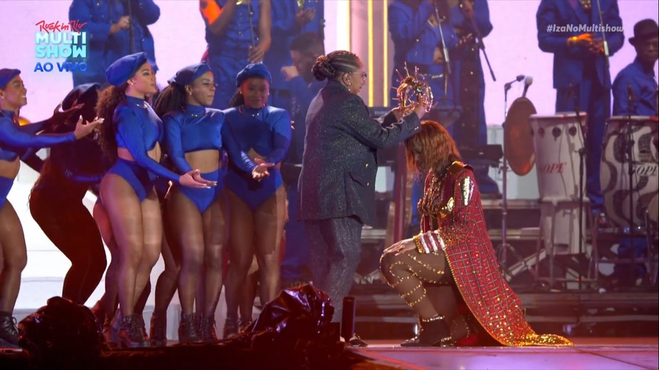 IZA é coroada de joelhos pela mãe no Palco Mundo do Rock in Rio: 'Que nervoso'