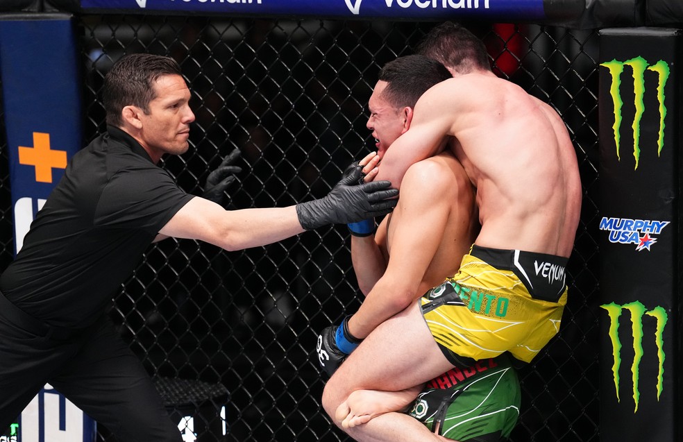 Allan Puro Osso venceu Carlos Hernandez por finalização aos 3min16s do R1 — Foto: Getty Images
