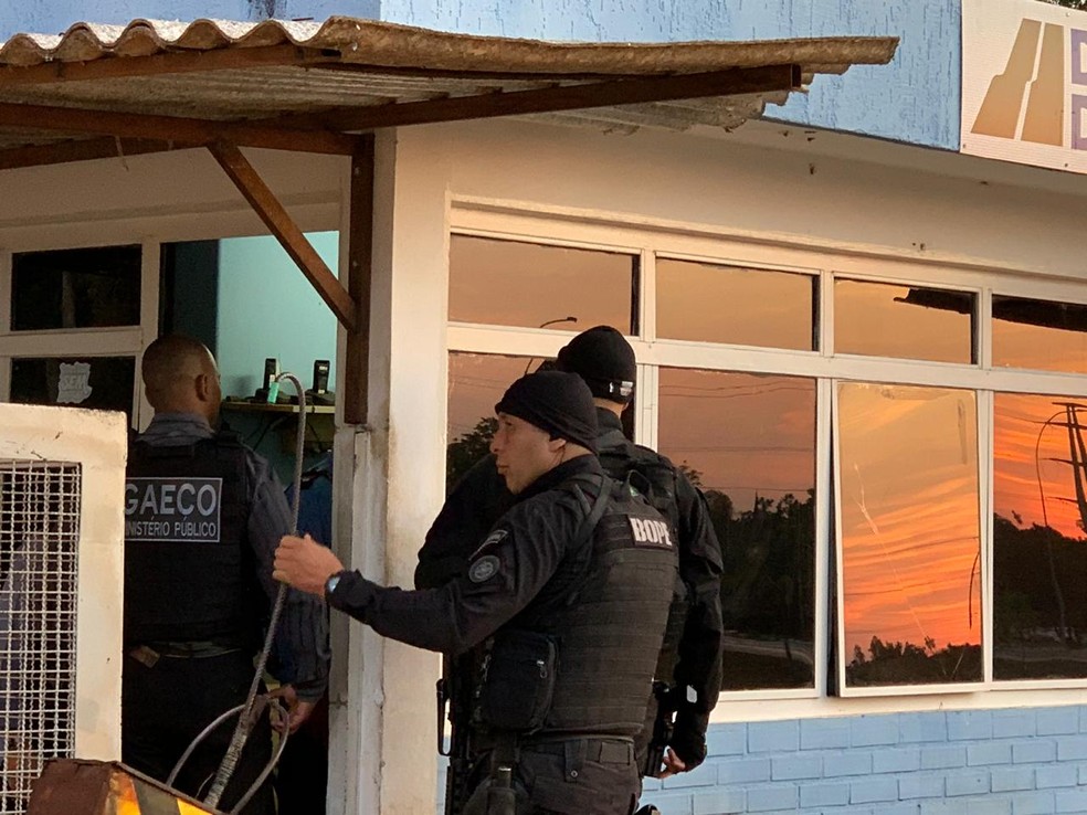 Ministério Público e Polícia Militar durante buscas em sede do DER — Foto: Arquivo pessoal