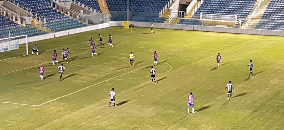 Ceará dominou a maioria das ações em campo, diante do Tiradentes, no PV (Foto: Caio Ricard/TV Verdes Mares)