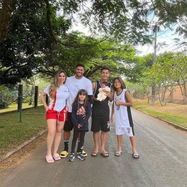 Hulk Paraíba posa com todos os filhos e Camila Ângelo em passeio