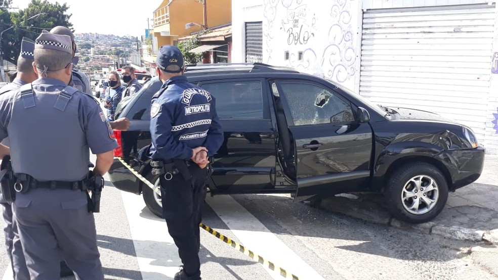 Carro de professoras é atingido por tiros na Zona Leste de SP nesta segunda-feira (24). — Foto: Reprodução/Redes Sociais