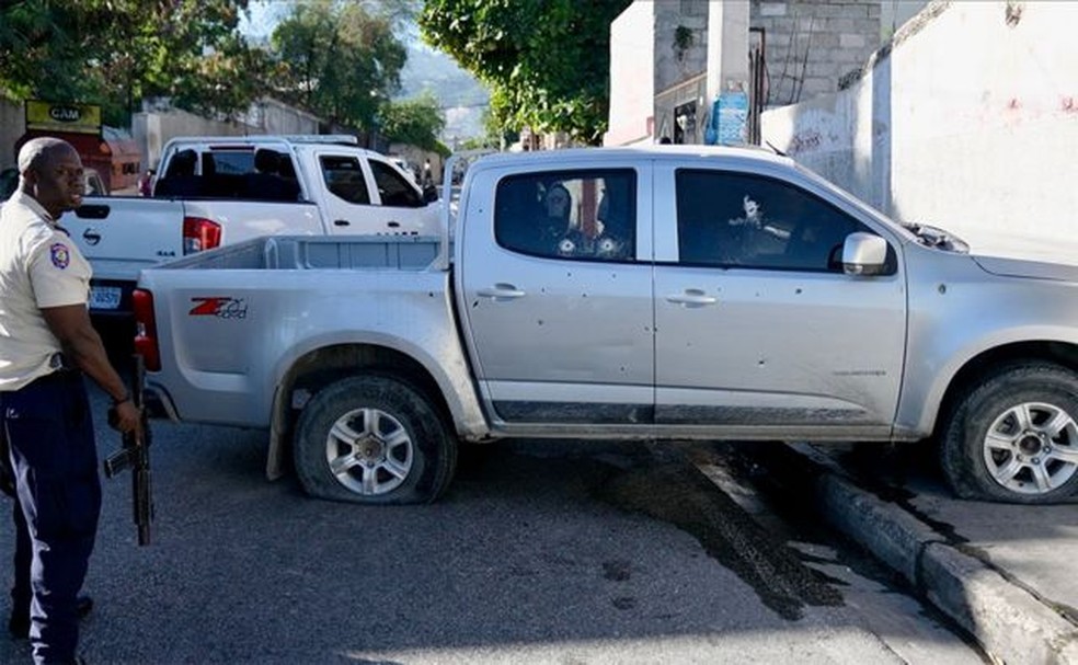 Caminhonete cravejada de balas — Foto: BBC