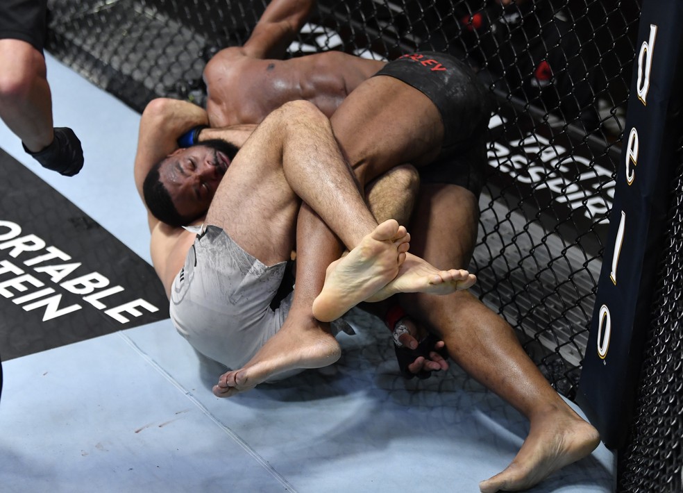 Vicente Luque finalizou Tyron Woodley com um triângulo de mão no primeiro round no UFC 260 — Foto: Getty Images