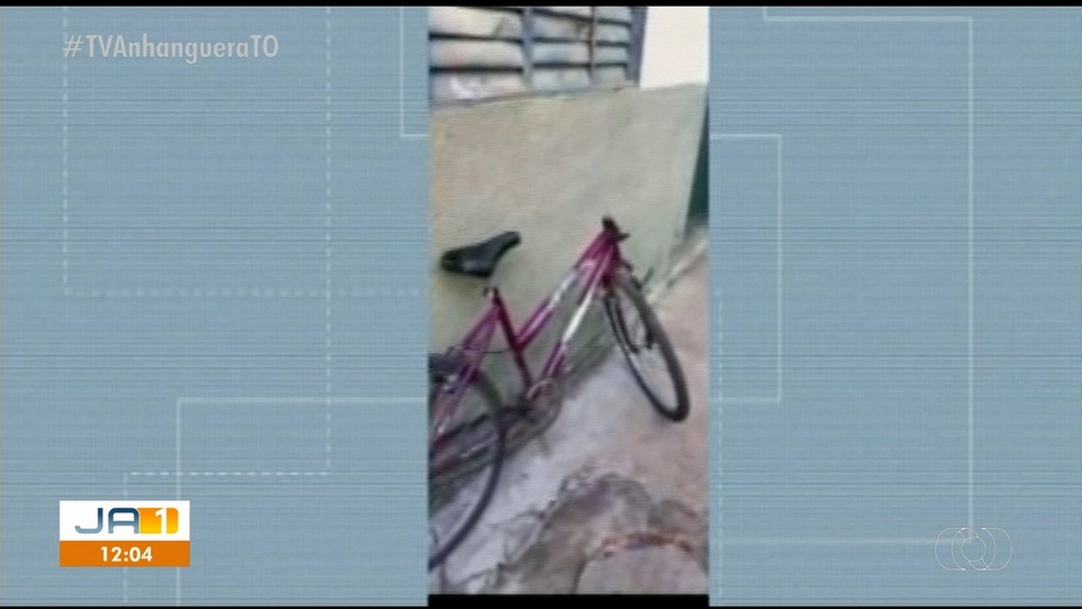 Guidão da bicicleta precisou ser serrado após acidente — Foto: Reprodução/TV Anhanguera