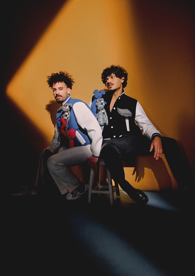 Marcos Florentino e Kelvin Yule usam jaqueta, calça, botas e fotógrafos de moda tênis, tudo Louis Vuitton (Foto: Marina Zabenzi)