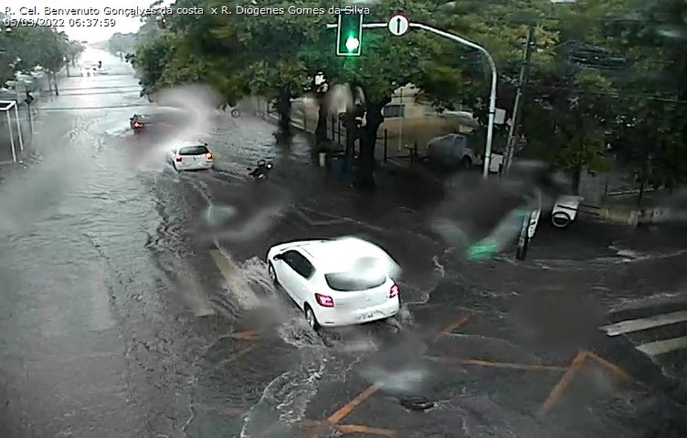Cruzamento da rua Benevetuto Gonçalves com a rua Diogenes Gomes da Silva, em Mangabeira, ficou parcialmente alagado neste sábado (5) — Foto: Divulgação/Semob
