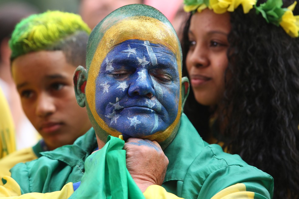 Torcedores lamentam derrota do Brasil por 2x1 para a Bélgica e eliminação da Copa do Mundo no Vale do Anhangabaú, em São Paulo — Foto: Celso Tavares/G1