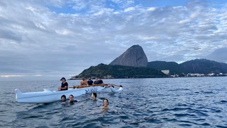  Alunos do CanoasRio mergulham durante aula na Enseada de Botafogo — Foto: Divulgação/Tiana Ellwanger