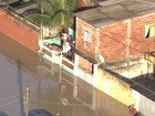 Após temporal, moradores se arriscam em ruas alagadas no RJ