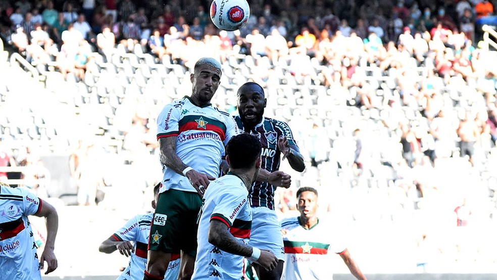 Bola parada defensiva do Flu voltou a falhar, e quase a Portuguesa marcou — Foto: Mailson Santana/Fluminense FC