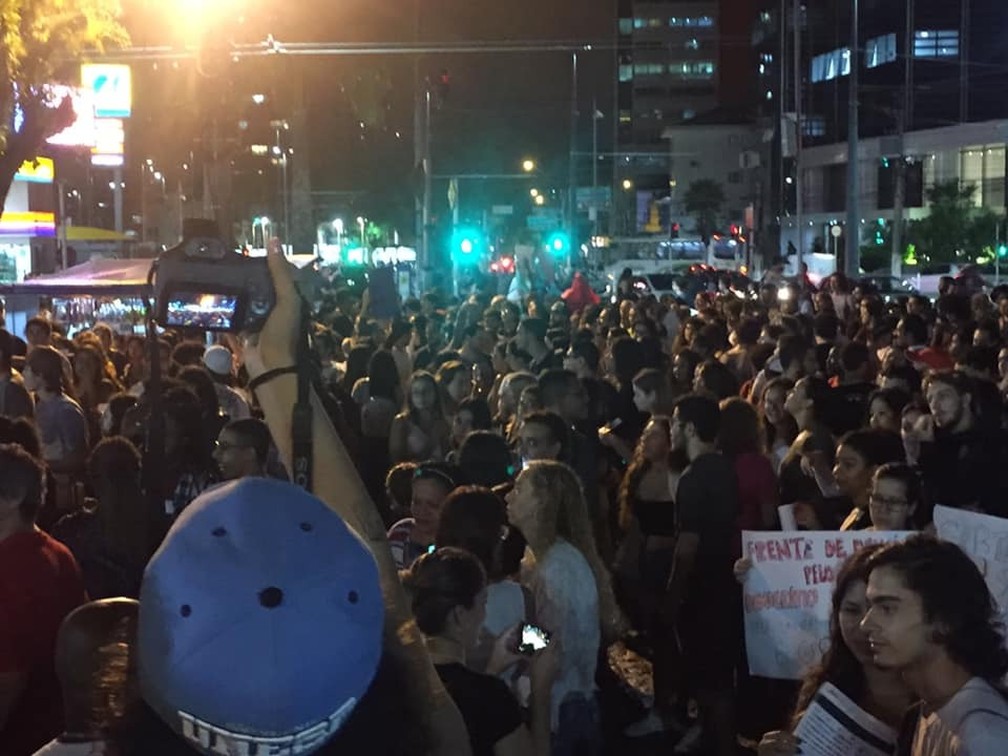 Santos (SP) tem protesto contra bloqueios na educaÃ§Ã£o â€” Foto: ReproduÃ§Ã£o