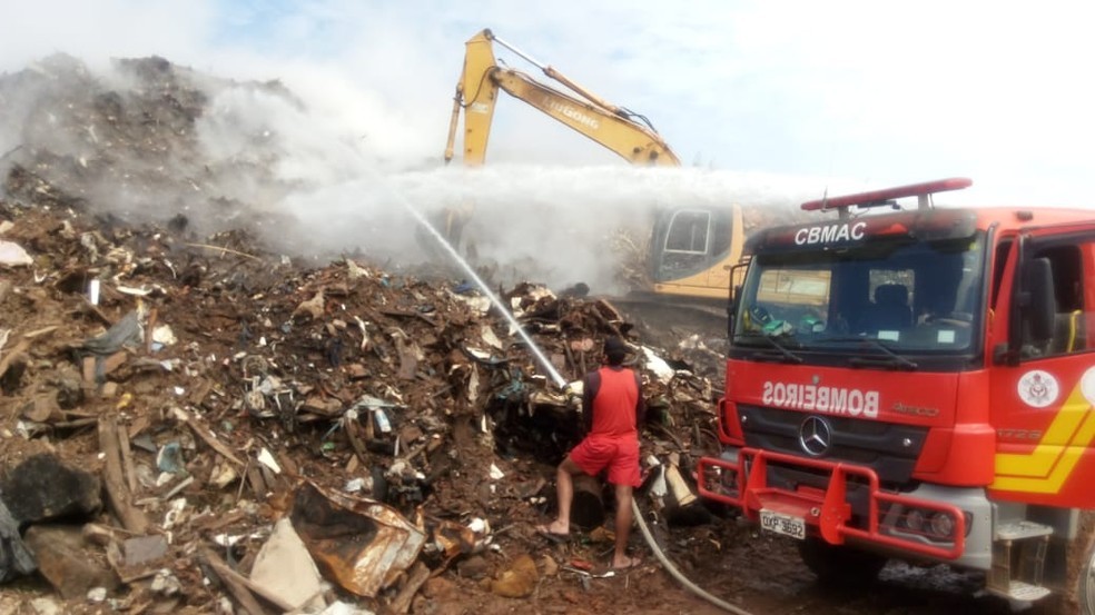 Lixão da Transacreana sofre com incêndios devido aos gases liberados pelos resíduos sólidos — Foto: Divulgação/Corpo de Bombeiros do Acre/Arquivo