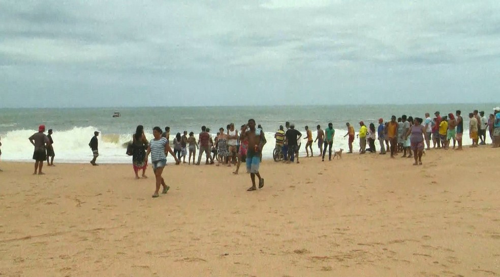 corpo de crian&ccedil;a &eacute; encontrado no mar de Vila Velha &mdash; Foto: Reprodu&ccedil;&atilde;o/ TV Gazeta