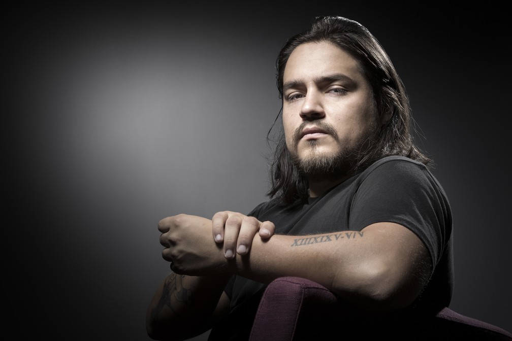 David Fritz Goeppinger mostra tatuagem que fez para lembrar atentado em Paris (Foto: JOEL SAGET / AFP)