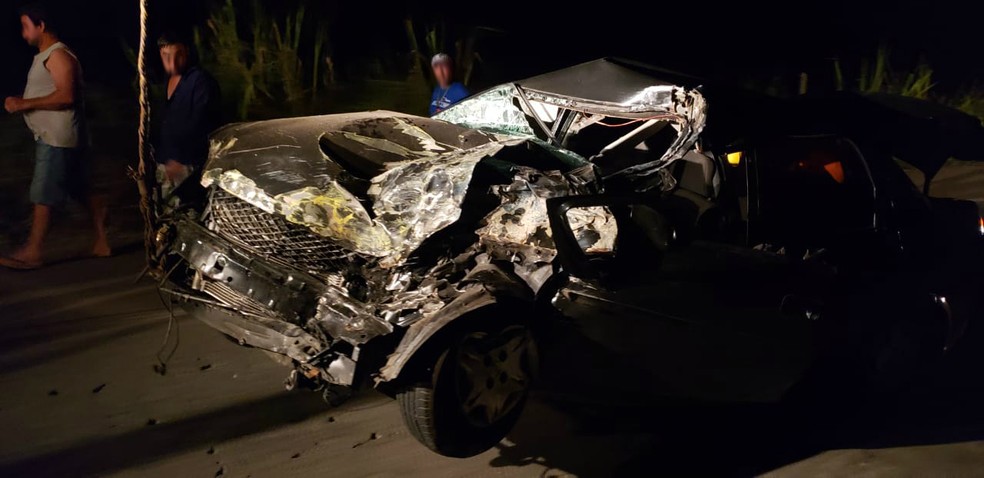 Carro bateu de frente com um caminhÃ£o em Santo AntÃ´nio de PÃ¡dua, no RJ â€” Foto: DivulgaÃ§Ã£o/BPRv