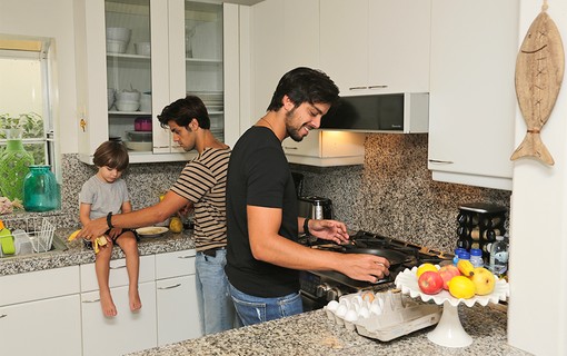 Felipe Simas cozinha com ajuda do filho, Joaquim, e o irmão, Rodrigo Simas