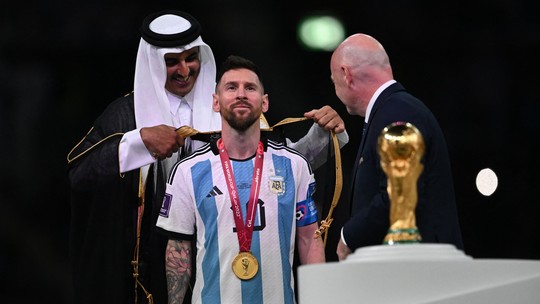 Saiba quem pode usar o manto dado a Messi pelo Emir do Catar em comemoração pelo título 