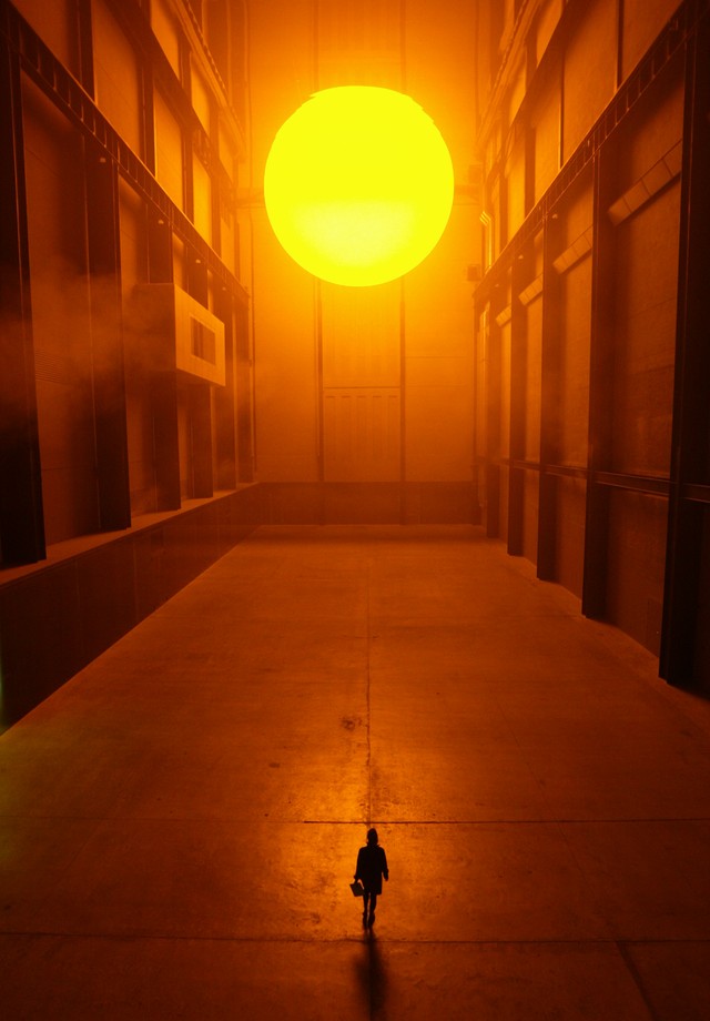 View of Olafur Eliasson's 'The Weather Project' installation at the Tate Modern gallery, London, England, October 15, 2003. (Photo by Peter Macdiarmid/Getty Images) (Foto: Getty Images)
