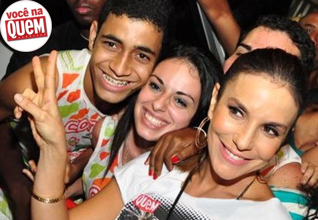 Marcus Dantas e Camilla Leal com Ivete Sangalo (Salvador – BA): “Eu e minha amiga com Ivete Sangalo, na porta do camarote QUEM, no Carnaval de Salvador”  (Foto: Reprodução)