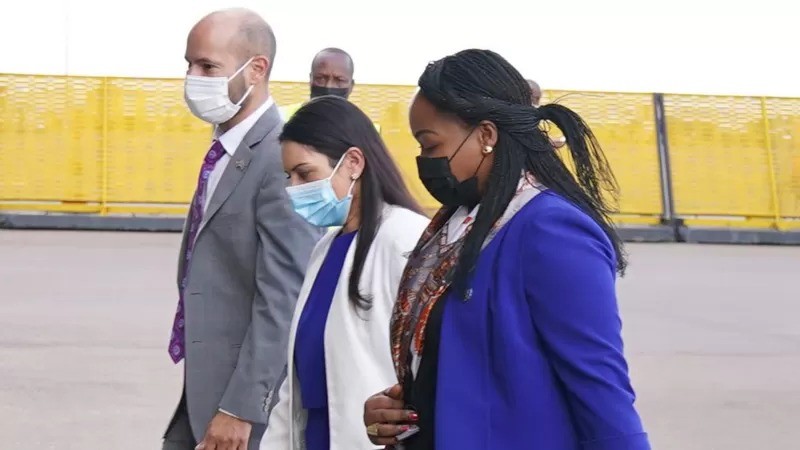 A ministra do Interior Priti Patel (ao centro) chegou a Ruanda para assinar o acordo de US$ 150 milhões (Foto: PA Media via BBC News Brasil)