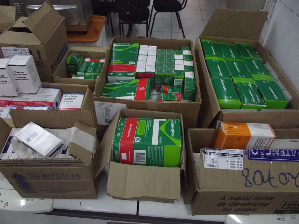 Caixas com medicamentos estão no chão de sala em aparente controle de estoque (Foto: Arquivo/MP)