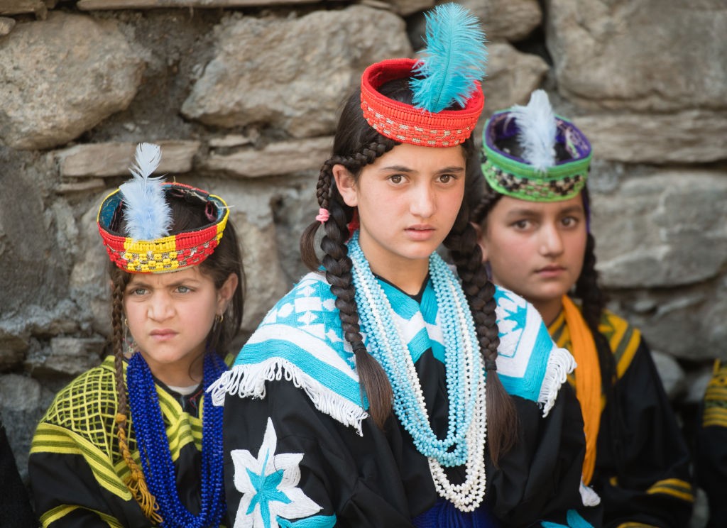 CHITRAL, PAKISTAN - OCTOBER 16: Locals are seen at a settlement of the Kalash people ahead of the visit by Prince William, Duke of Cambridge and Catherine, Duchess of Cambridge on October 16, 2019 in Chitral, Pakistan. Their Royal Highnesses The Duke and  (Foto: Samir Hussein/WireImage)