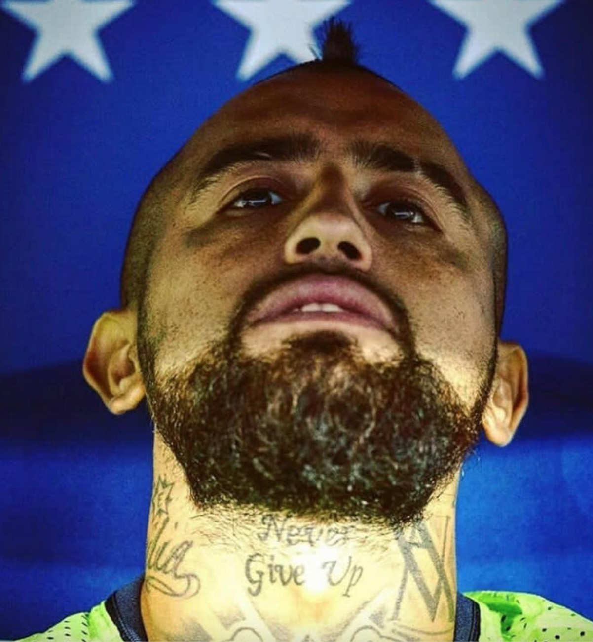 Arturo tem a a frase 'nunca desista' tatuada em seu pescoço (Foto: Reprodução / Instagram)