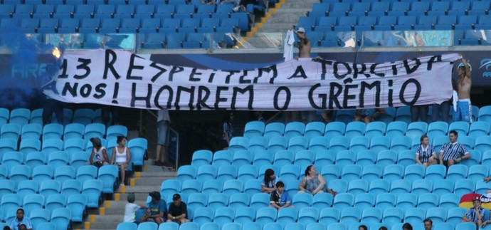 Gremistas protestam por jejum de 13 anos com faixa e sinalizador na Arena