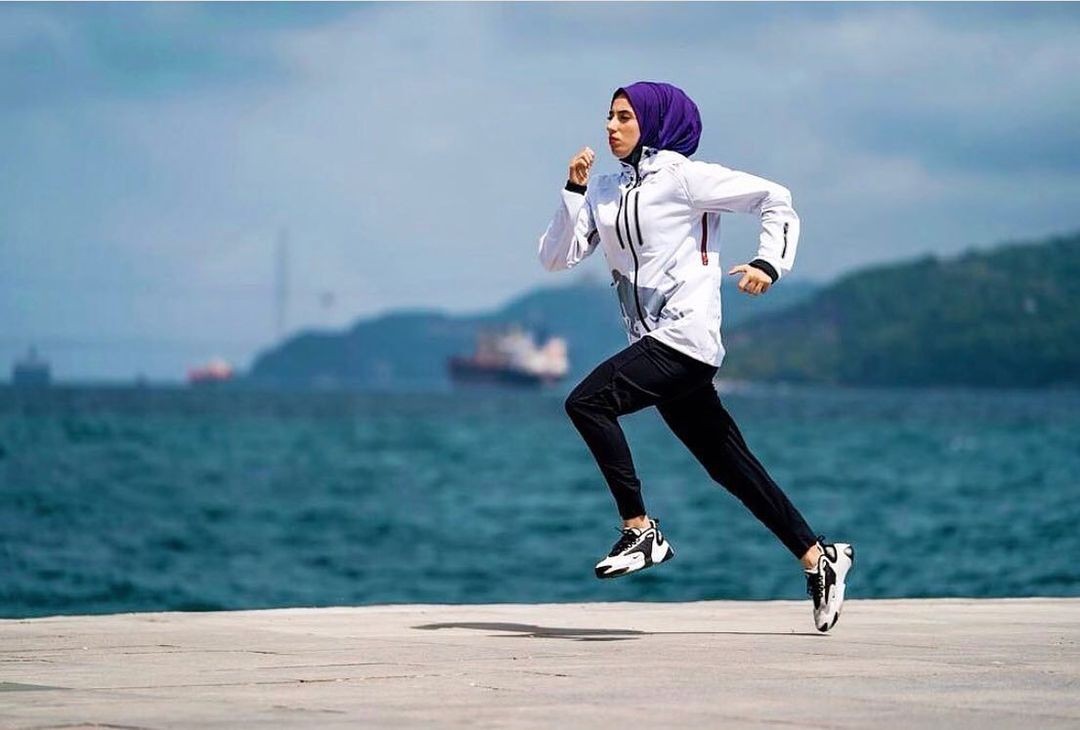 Senado francês votou a favor da proibição do uso de hijab (véu) em competições esportivas (Foto: Reprodução Instagram)