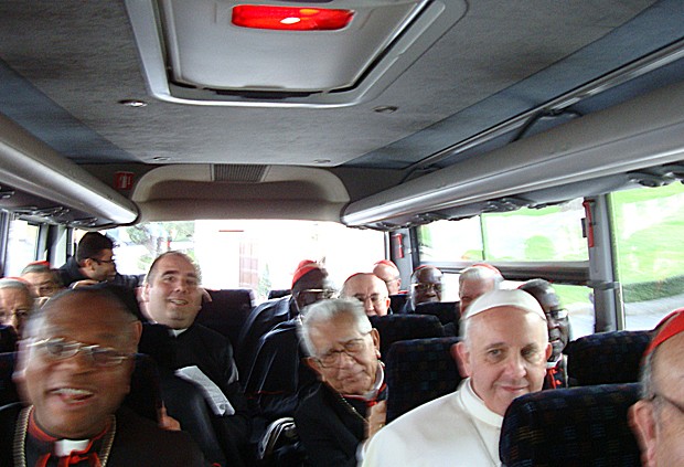 Imagem mostra o Papa Francisco (de branco) sentado no ônibus em meio a cardeais e religiosos (Foto: Frederico Henrique de Oliveira/Canção Nova)