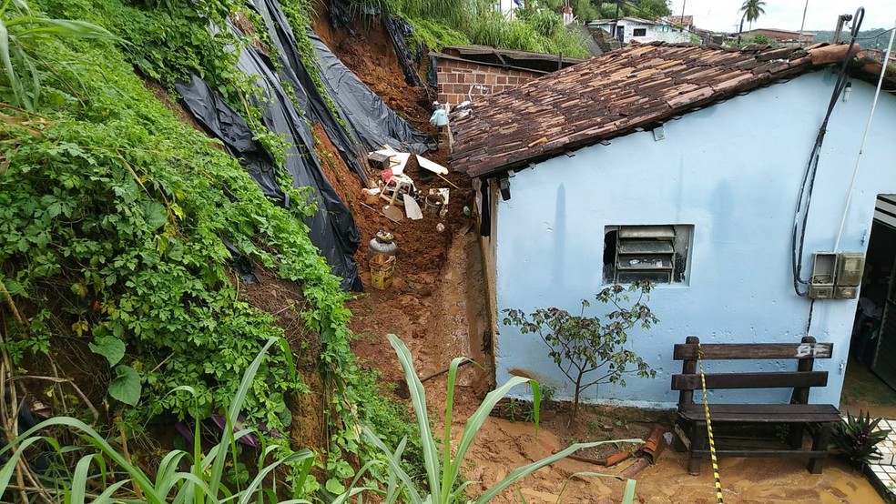 Deslizamento de barreiras assustou moradores o bairro de Nova Descoberta, na Zona Norte do Recife (Foto: Everaldo Silva/TV Globo)