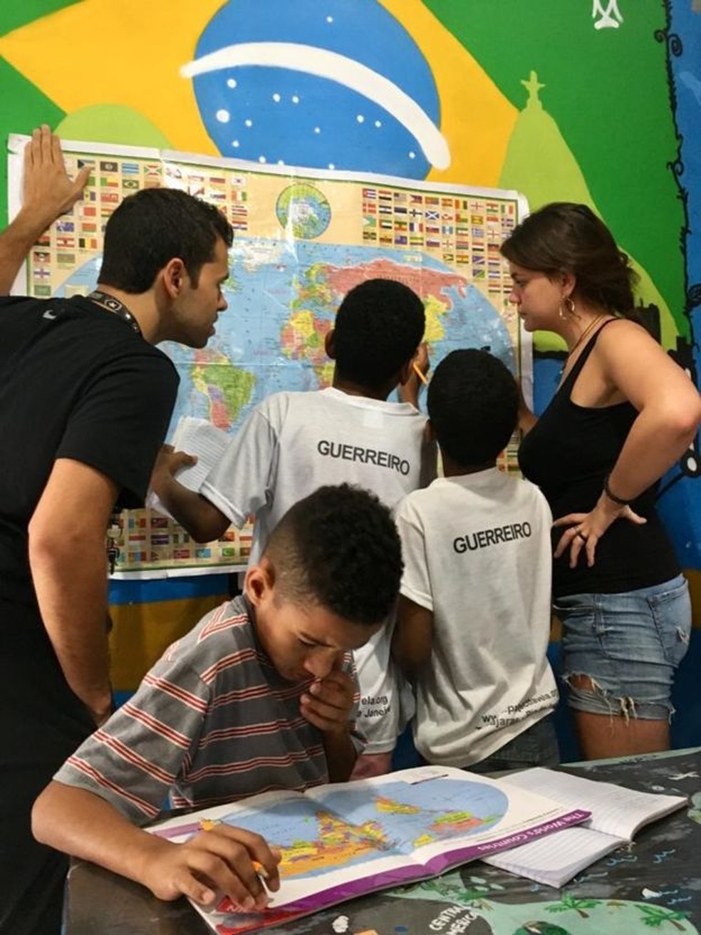 Aulas de geografia estÃ£o entre as que o projeto no Rio de Janeiro oferece a crianÃ§as brasileiras â€” Foto: Milene Fernandes/Projeto favela
