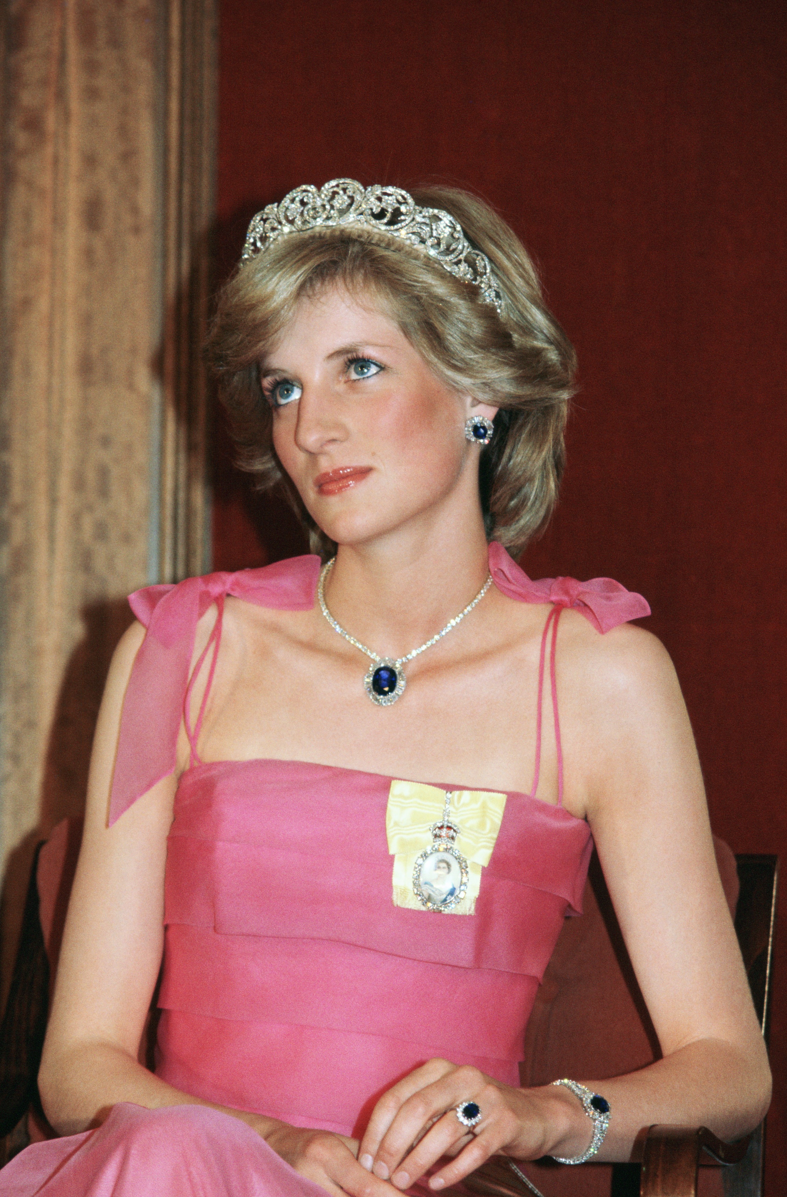 A Princesa Diana com algumas das joias da coleção The Saudi Sapphire Suite (Foto: Getty Images)