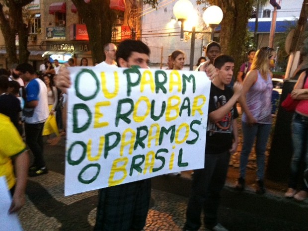 Barra Mansa manifestação protesto (Foto: Annamaria Bonanomi/TV Rio Sul)