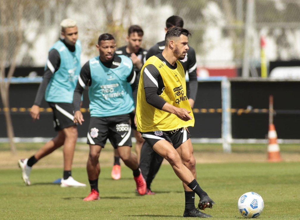 Onde vai jogar? Veja em quais posições Giuliano pode atuar no clássico contra o Santos