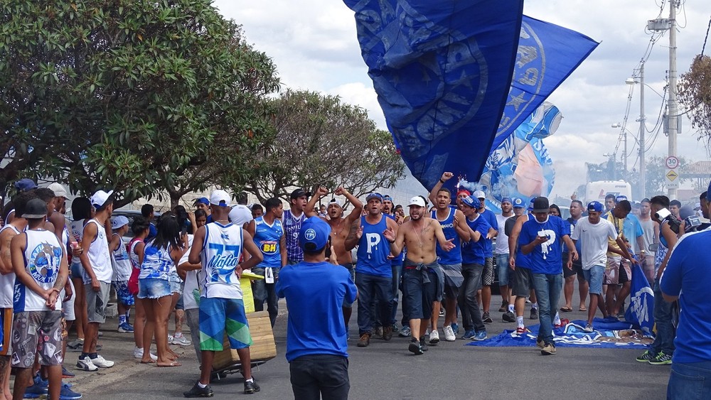 É festa!!! Cruzeirenses fazem festa na porta da Toca antes do último treino antes da final
